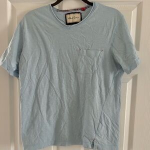 Robert Graham Light Blue V-Neck T-Shirt; Front Pocket; Men’s Size Large